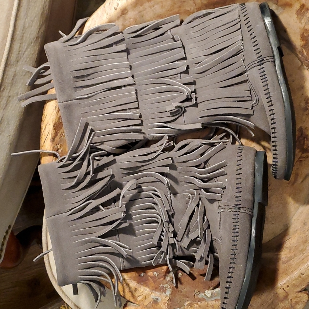 MINNETONKA FRINGE BOOTS